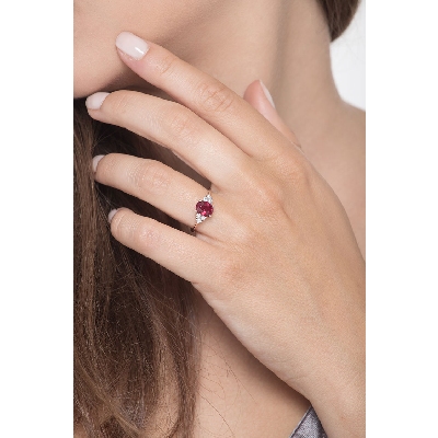 18k white gold ring with a central ruby and diamonds 