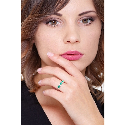 Ring with diamonds and emeralds in white gold 18k