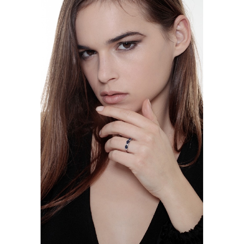 Anello in oro bianco 18k con diamanti e 3 zaffiri blu taglio ovale