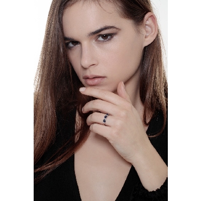 Anello in oro bianco 18k con diamanti e 3 zaffiri blu taglio ovale