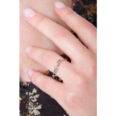 White gold 18k twisted lines ring with three diamonds 