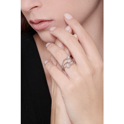 White gold 18k ring with three diamonds flowers