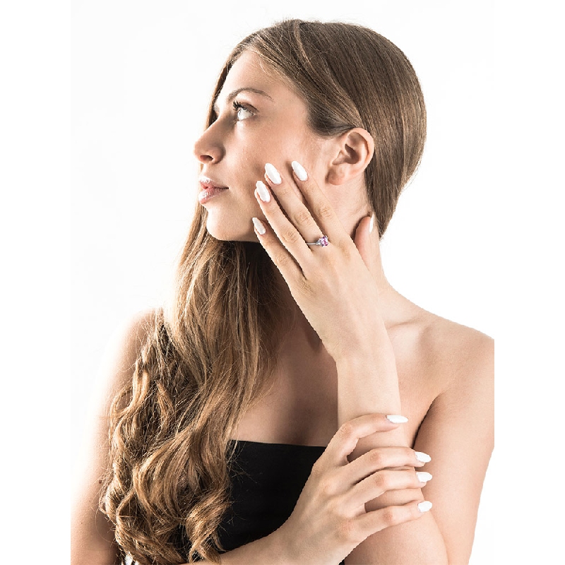 18k white gold ring with an amethyst and lateral diamonds 