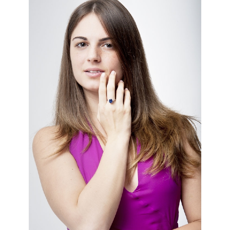 18k white gold ring with a central blue sapphire and lateral diamonds 