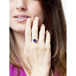 18k white gold ring with a central blue sapphire and lateral diamonds  2