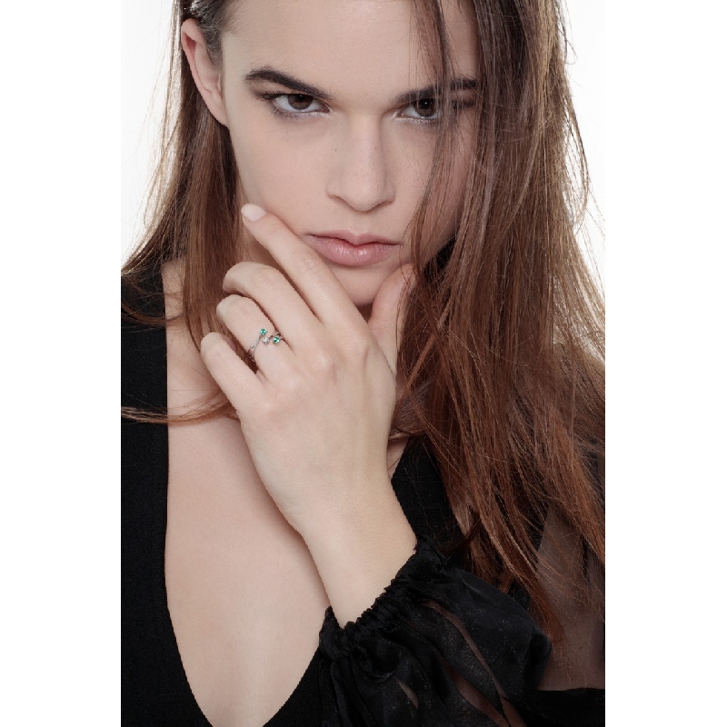 Trilogy ring white gold 18k with one diamond and emeralds