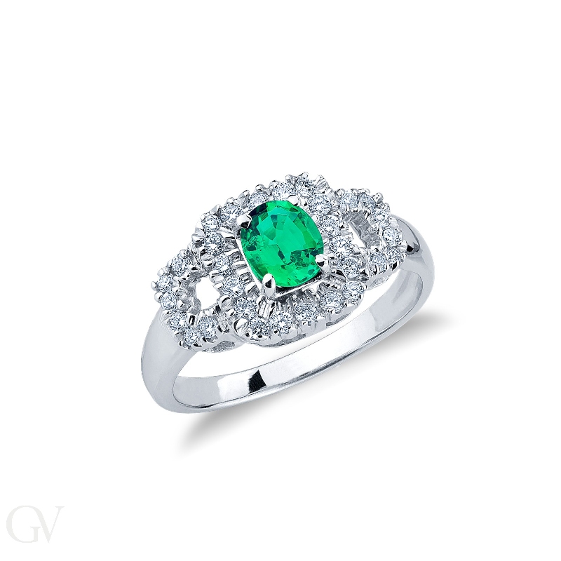 White gold 18k ring with central emerald and side diamonds 