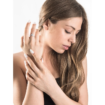 White gold 18k ring with a knot of diamonds 