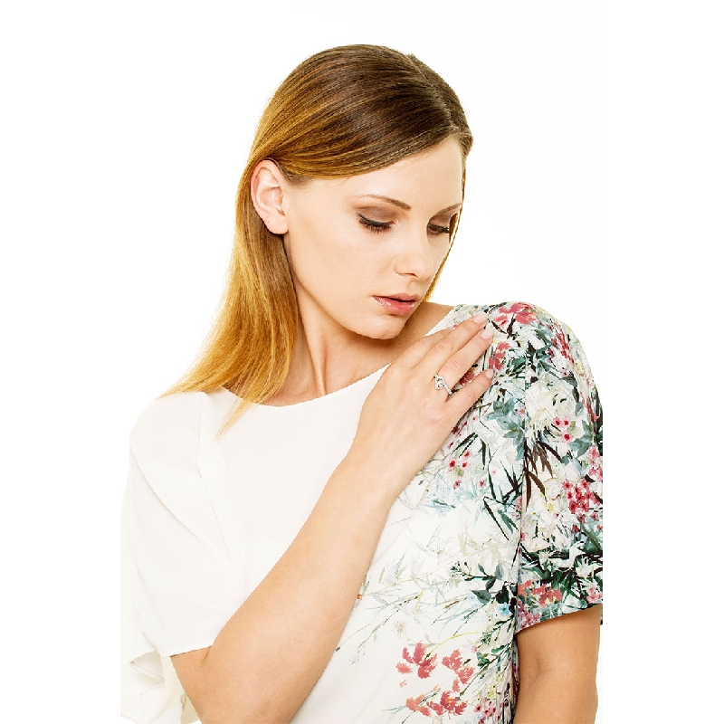 18k white gold ring with a diamond knot 