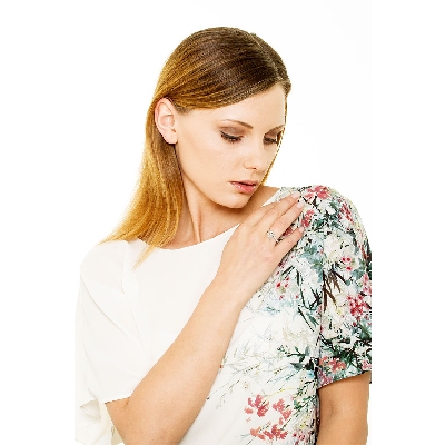 18k white gold ring with a diamond knot 