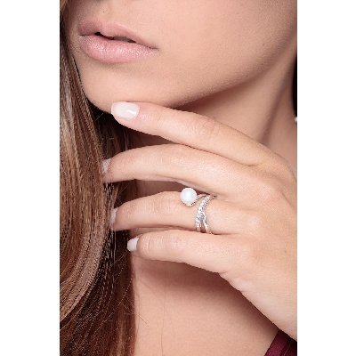 White gold 18k ring with diamonds and a natural pearl