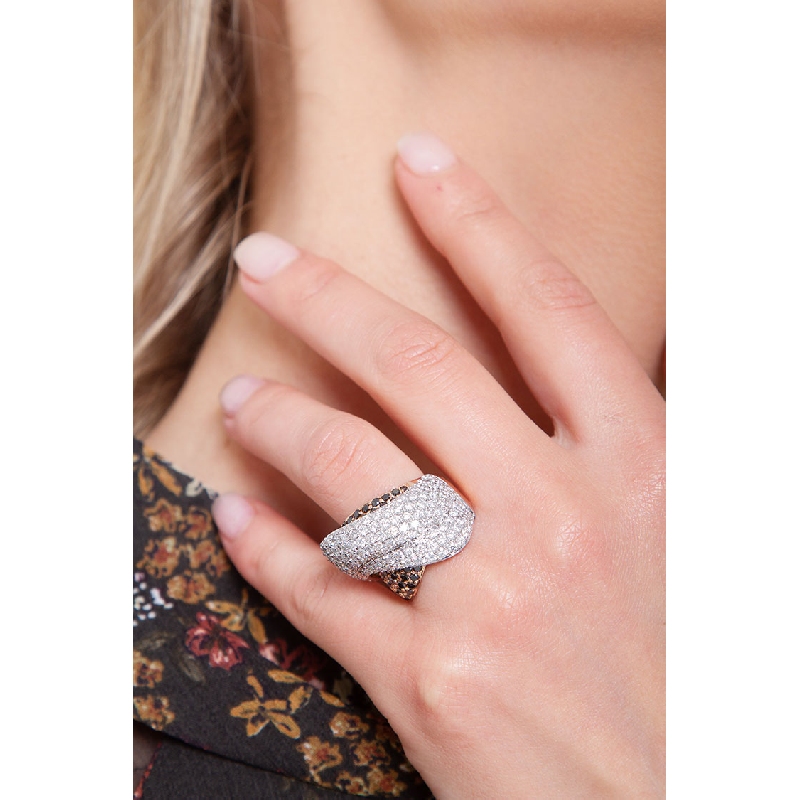 Band ring in white and rosé gold 18k with black and white diamonds pavé