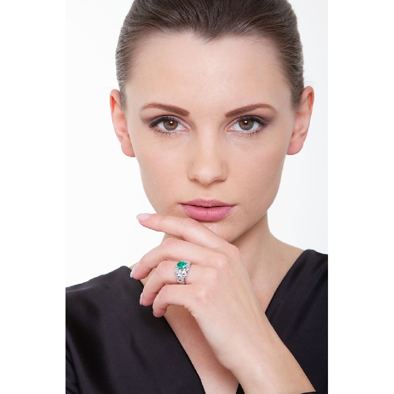 18k white gold band ring with emerald and diamonds 