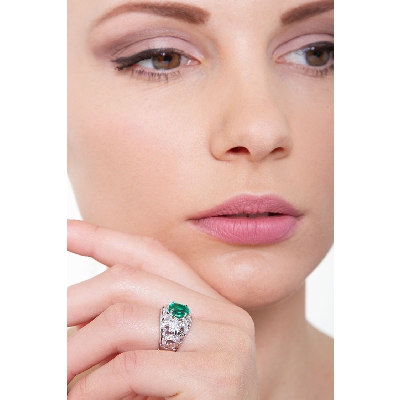 18k white gold band ring with emerald and diamonds 