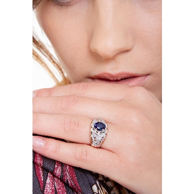18k white and rosé gold with a central blue sapphire and diamonds 