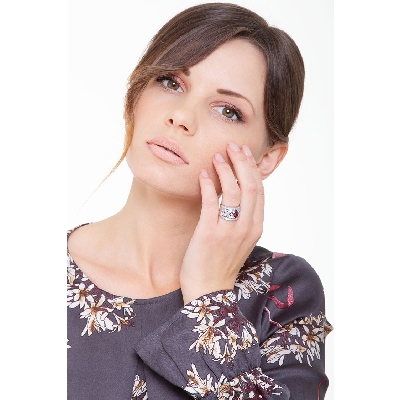 Embroided band ring in white gold 18k with diamonds and ruby 
