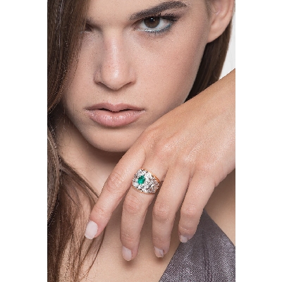 White and yellow gold 18k ring with emerald oval cut and diamonds 