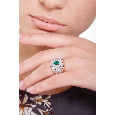 18k rosé and white gold with a central emerald and diamonds 
