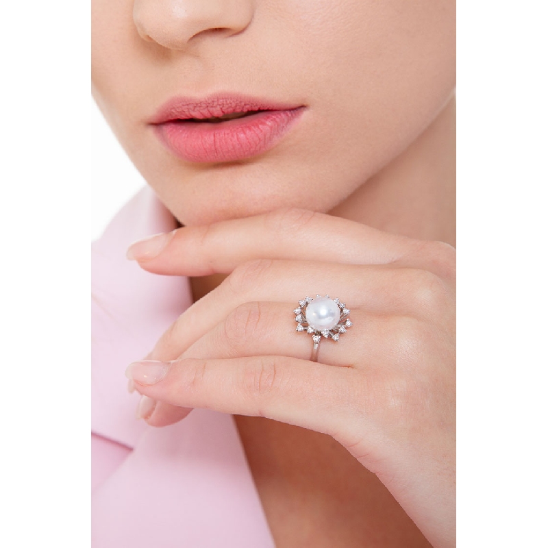 White gold 18k ring with pearl and diamonds petals 