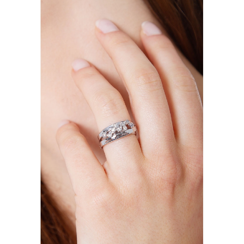 18k white gold ring with diamonds 