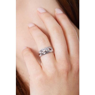 18k white gold ring with diamonds 