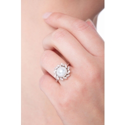 18k white gold ring with pearl and halo radial diamonds  2