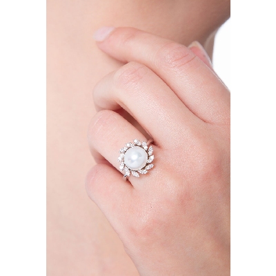 18k white gold ring with pearl and halo radial diamonds 