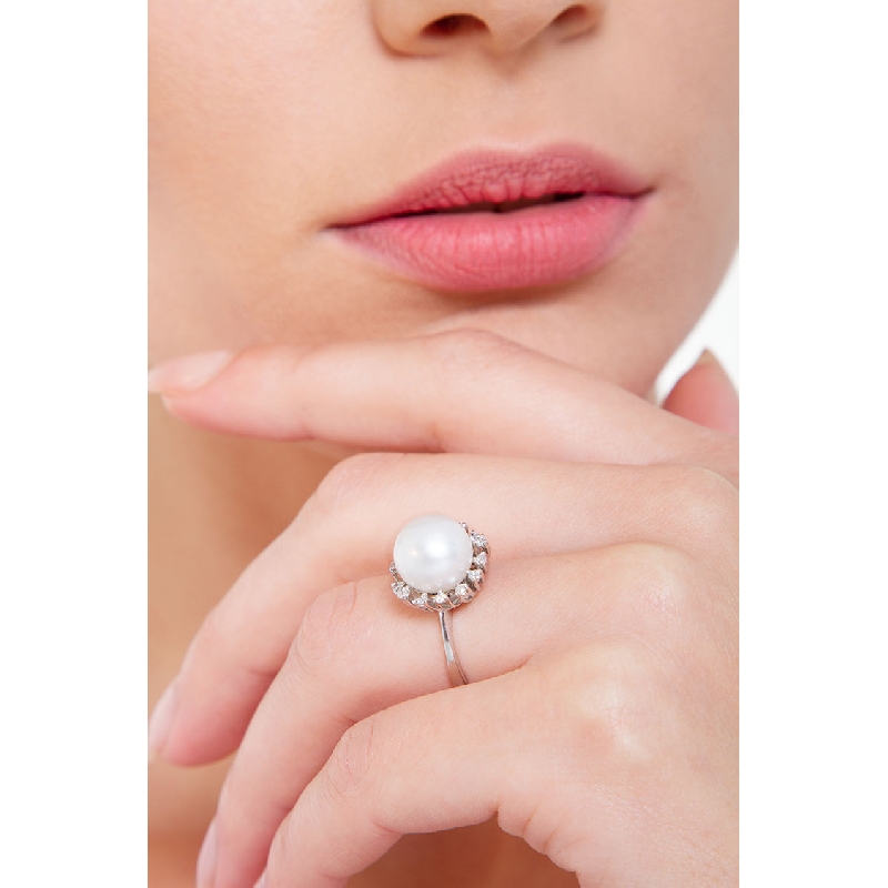 White gold 18k ring with pearl and diamonds halo