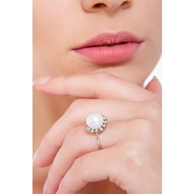 White gold 18k ring with pearl and diamonds halo