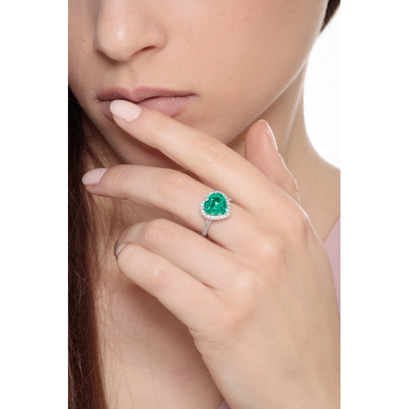 White gold 18k ring with emerald and diamonds 