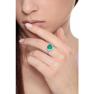 White gold 18k ring with emerald and diamonds 