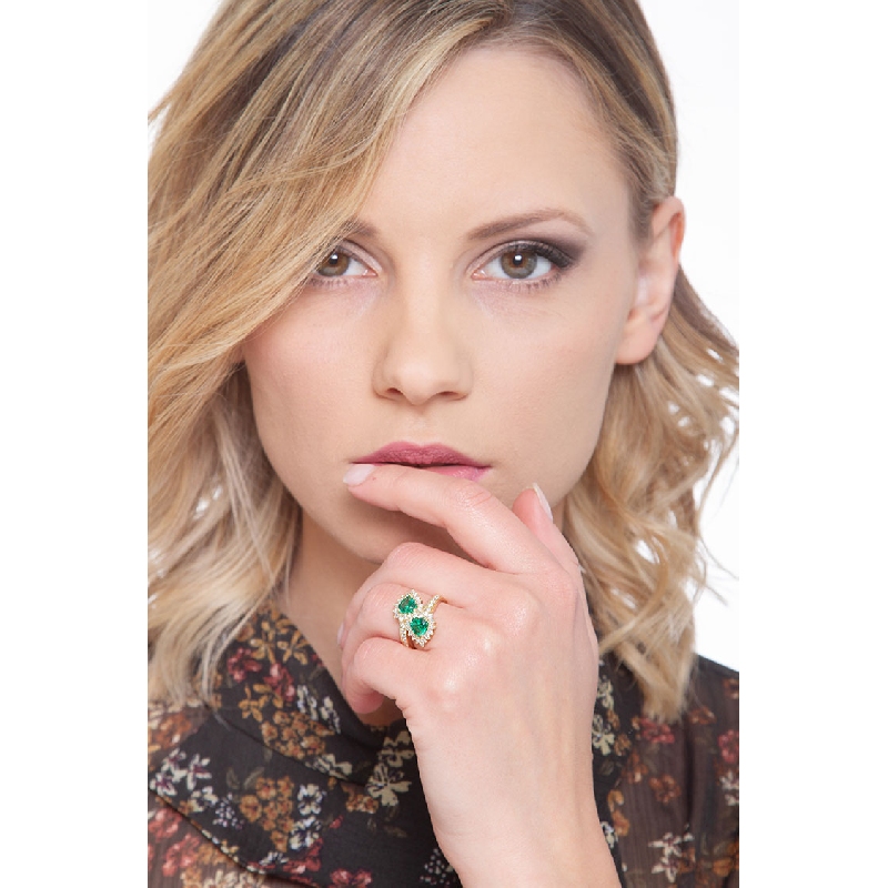 Yellow gold 18k curved shank with diamonds and emeralds 