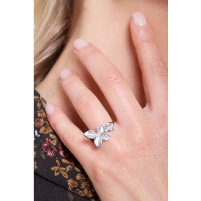 White gold 18k flower ring with a diamond petal