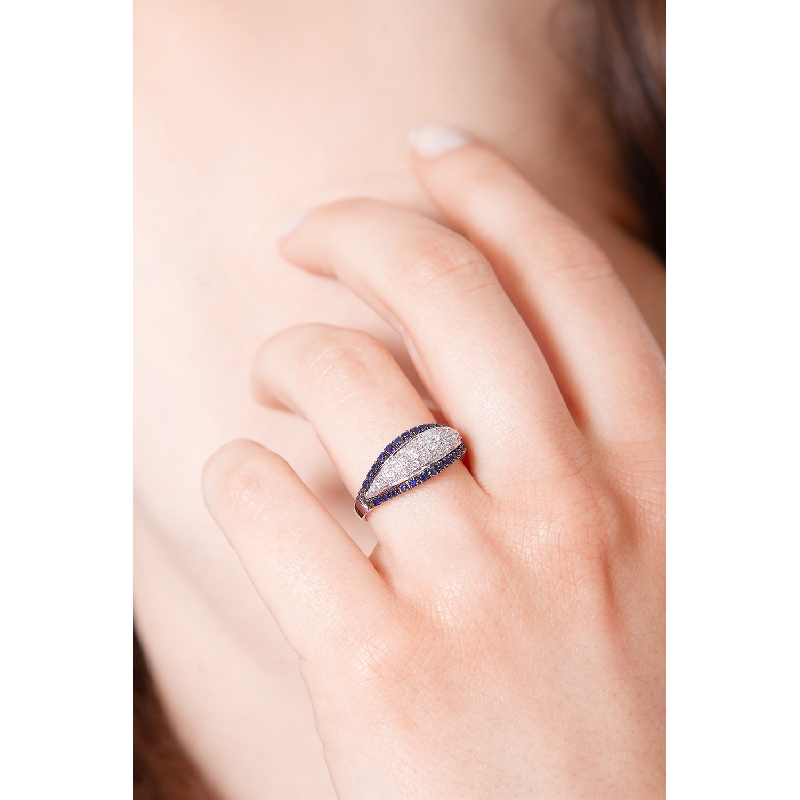 18k white gold ring with diamonds and lateral blue sapphires 