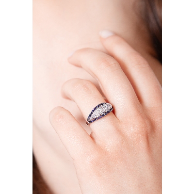 18k white gold ring with diamonds and lateral blue sapphires 