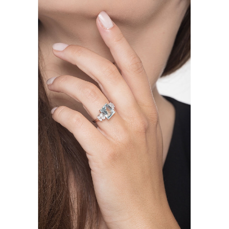 18k white gold ring with aquamarine and lateral diamonds 