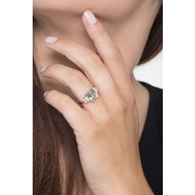 18k white gold ring with aquamarine and lateral diamonds 