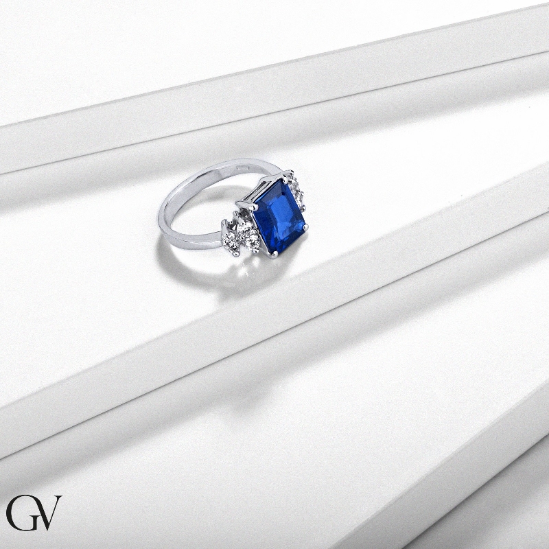 Ring in white gold 18k with blue sapphire rectangular and diamonds, 10x8 mm