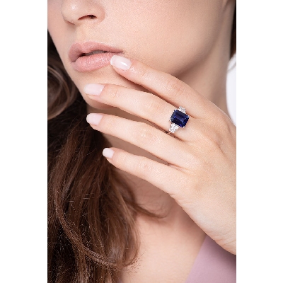 White gold 18k ring with a central blue sapphire and diamonds 