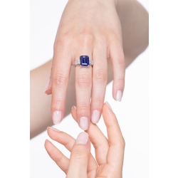 White gold 18k ring with a central blue sapphire and diamonds  2