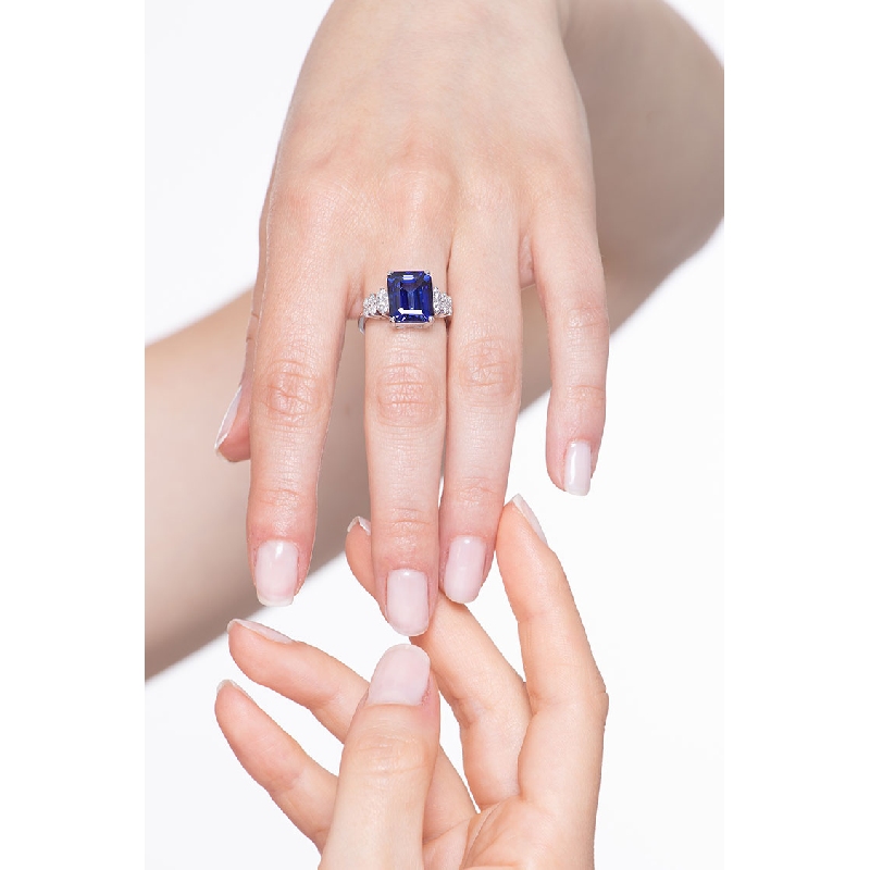 White gold 18k ring with a central blue sapphire and diamonds 