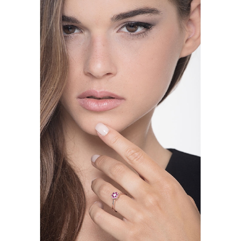 White gold 18k flower ring with central diamond and rubies 