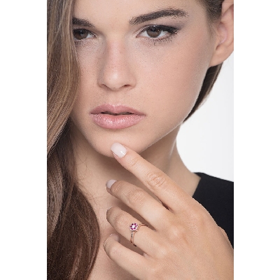 White gold 18k flower ring with central diamond and rubies 