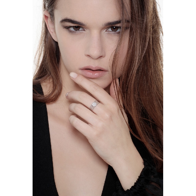 18k white gold flower ring with diamonds and twisted wires