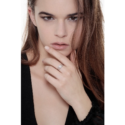 18k white gold flower ring with diamonds and twisted wires