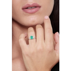 18k white gold ring with diamonds and emerald  2