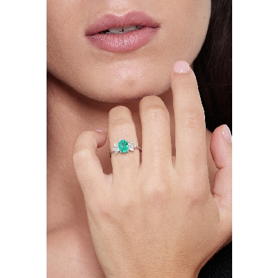 18k white gold ring with diamonds and emerald 