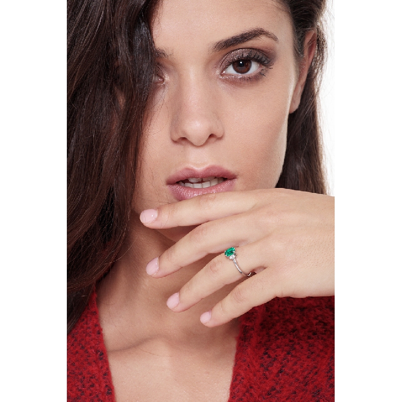 18k white gold ring with an emerald and diamonds 