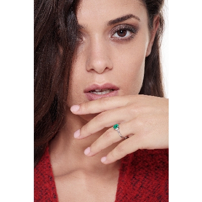 18k white gold ring with an emerald and diamonds 