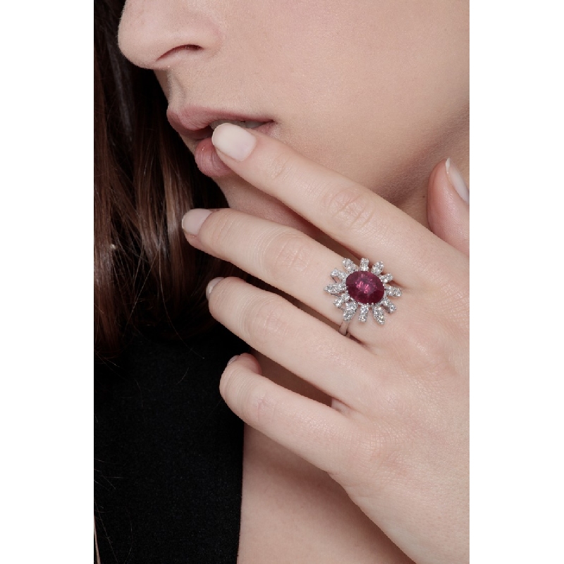Halo ring in white gold 18k with diamonds and ruby 
